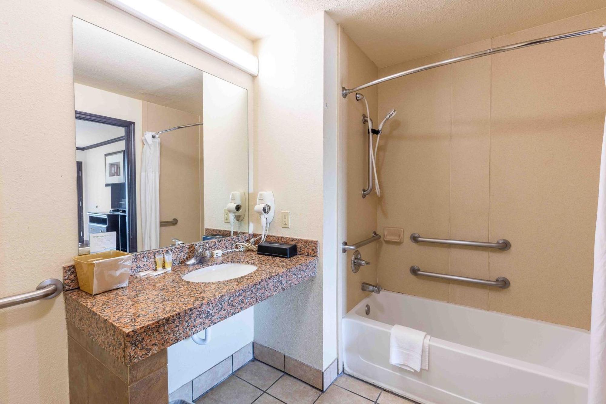 Days By Wyndham City/moore Hotel Oklahoma City