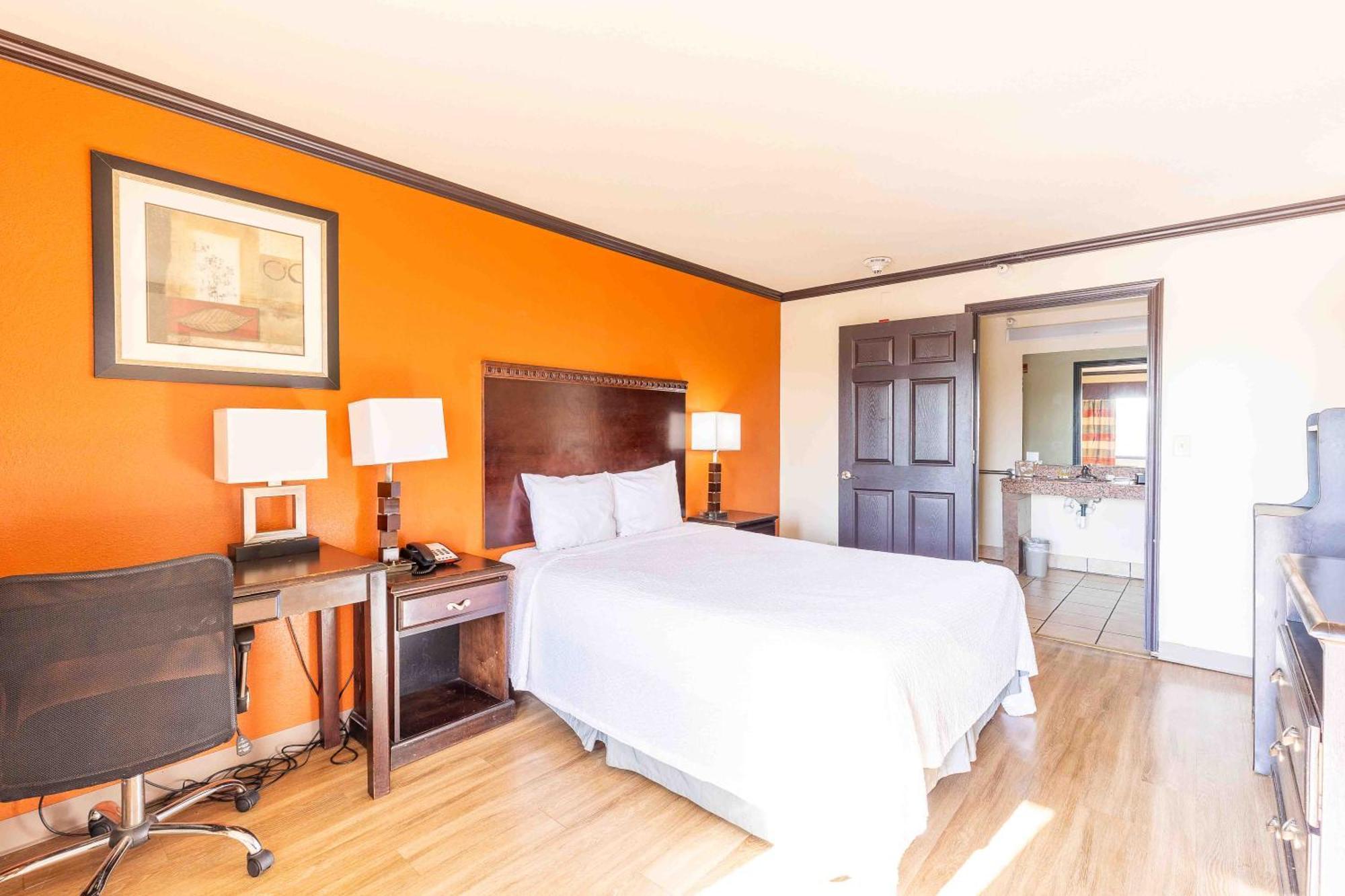 Days By Wyndham City/moore Hotel